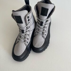 Belstaff England 1924 Gray And Black Women’s Hiker Vibram Winter Boots Sz 9 New